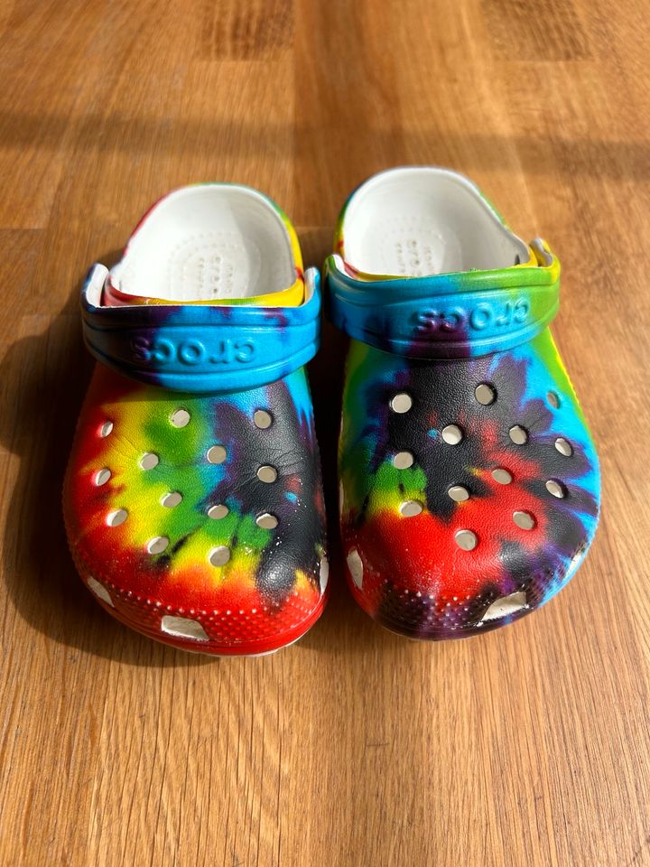 CROCS Sandalen 22/23 Regenbogen in Biedenkopf