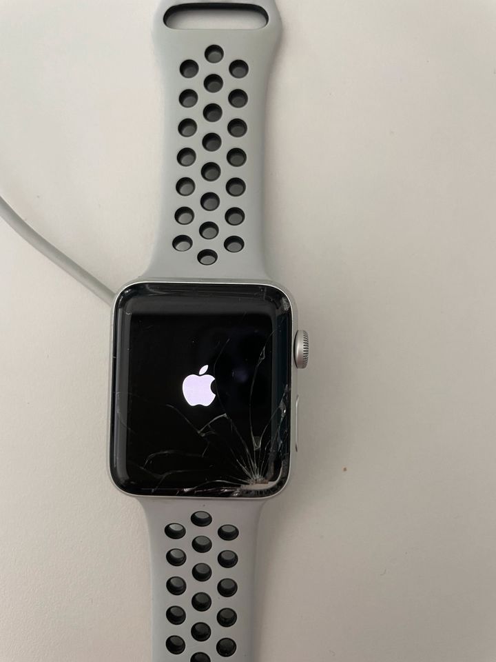 Apple Watch  3 Nike+  42 mm in Remscheid