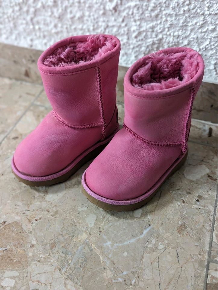 UGG Kinder Schuhe Gr. 22 in Herrenberg