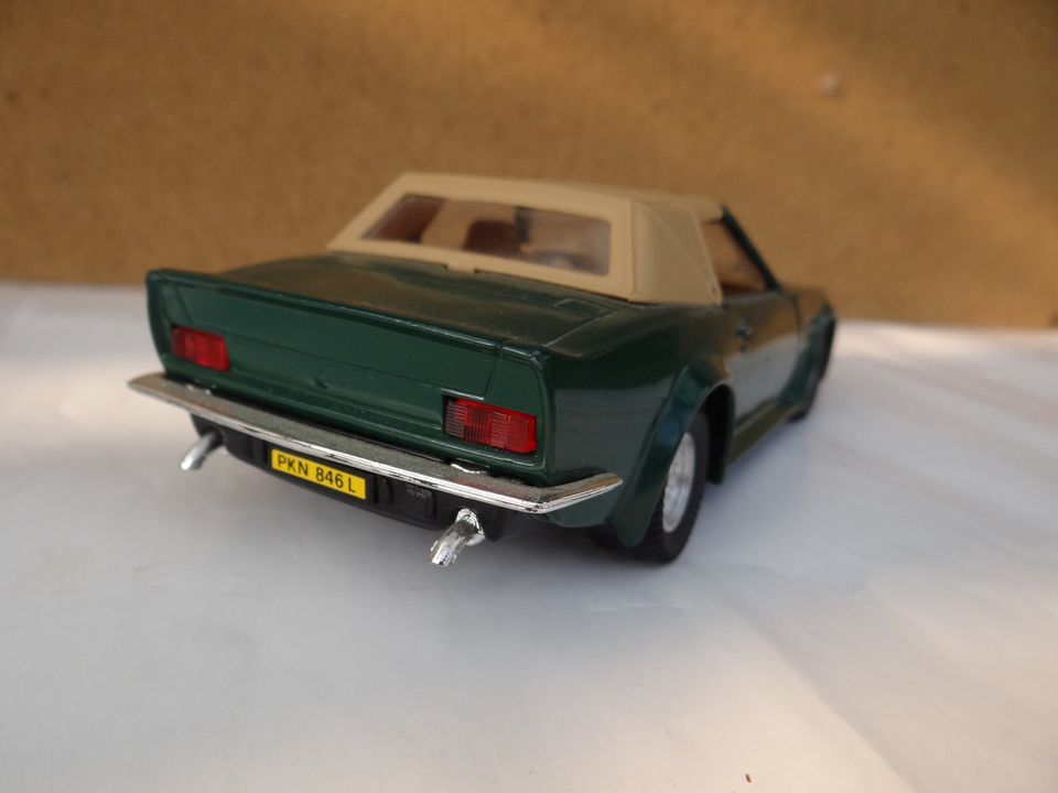 Metall Modell grüner Aston Martin V8 im Maßstab 1:25 in Leverkusen