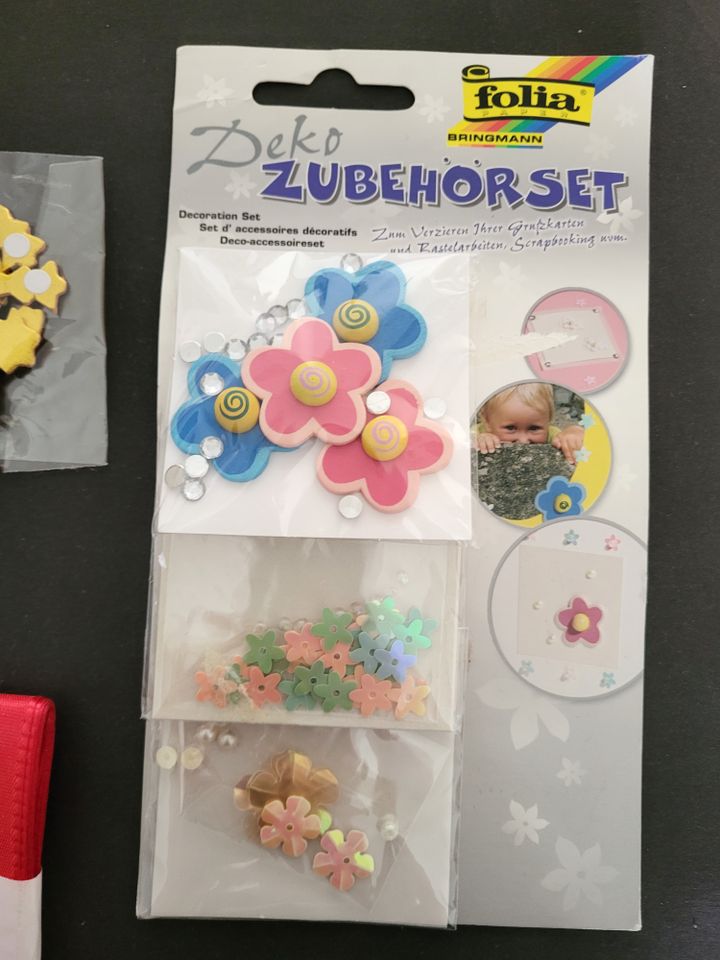 Basteln Zubehör Verpackungsmaterial Glitzersteine Schleife Blume in Havelaue