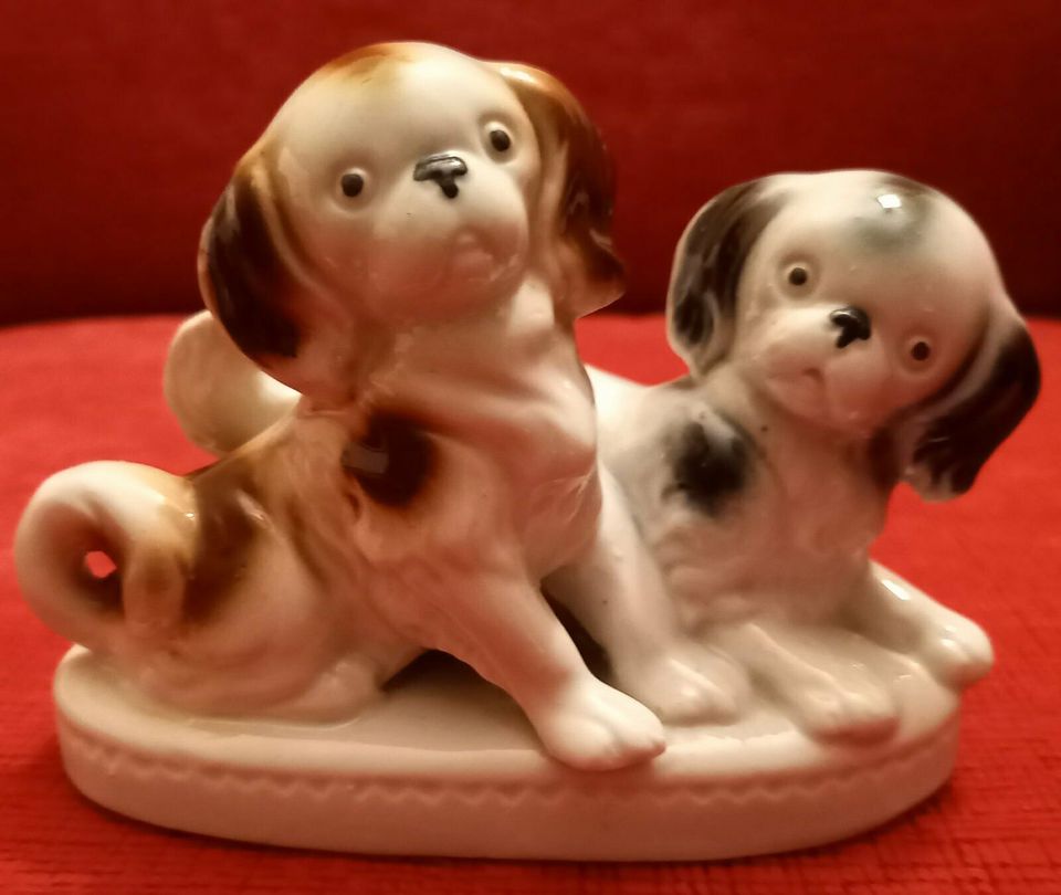 alte prächtige Porzellan Figur Hunde / Pekinesen auf Sockel Top in Eystrup