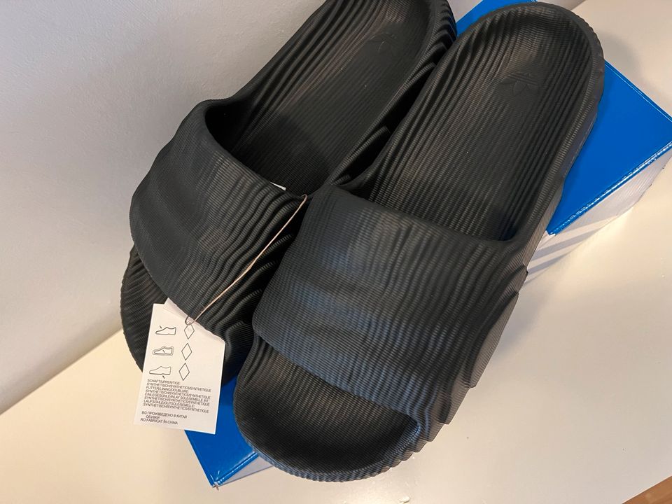 adidas Adilette 22 Carbon US11 EU46 Schwarz Slide Yeezy in Hamburg