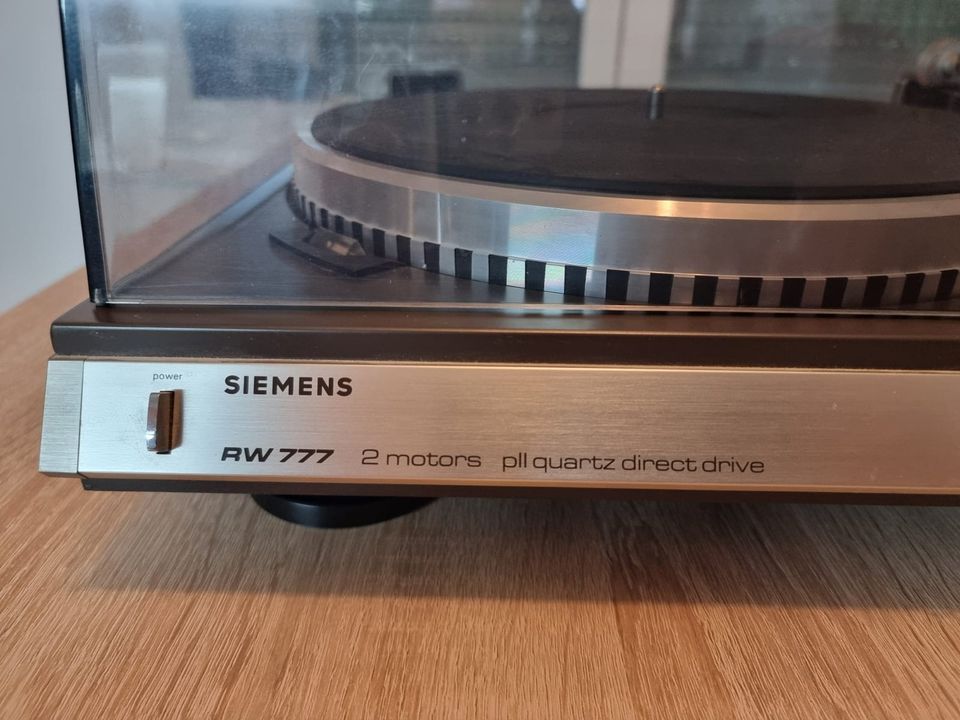 Plattenspieler Siemens RW 777 in Erlangen