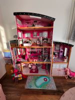 Barbie Spielhaus aus Holz mit ca. 40 Barbies und viel Zubehör Nordrhein-Westfalen - Leverkusen Vorschau