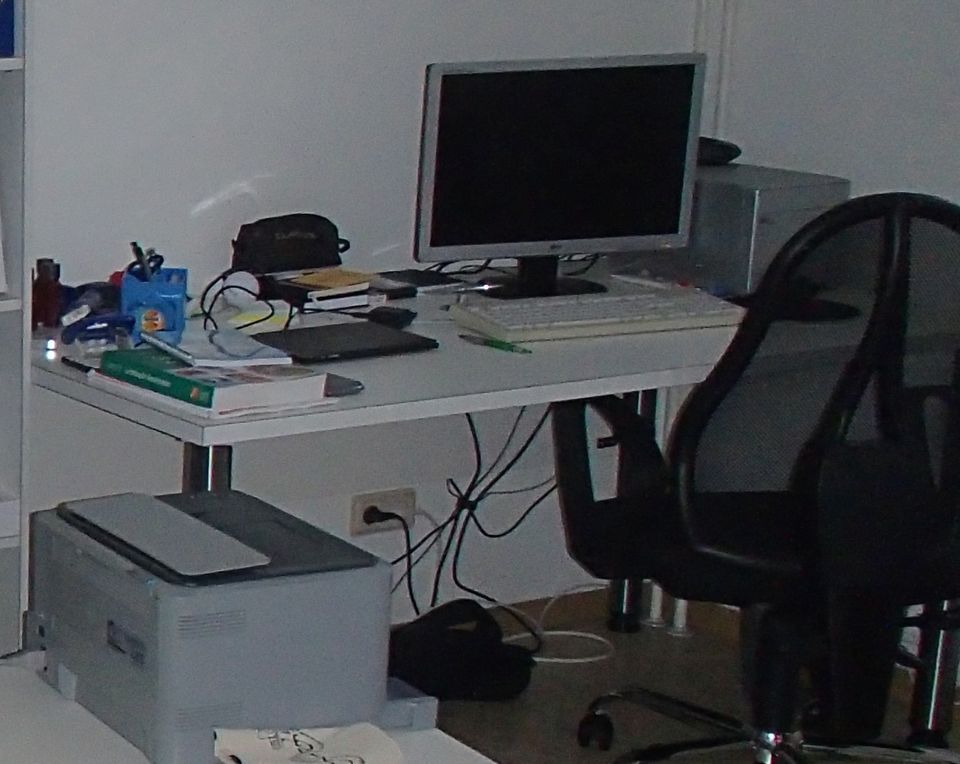 Schreibtisch in alpinweiß 160 x 72 x 80 BHT in Friedberg