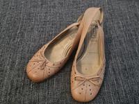 Slingpumps beige mit Nieten und Schleife Gr. 40 Berlin - Treptow Vorschau