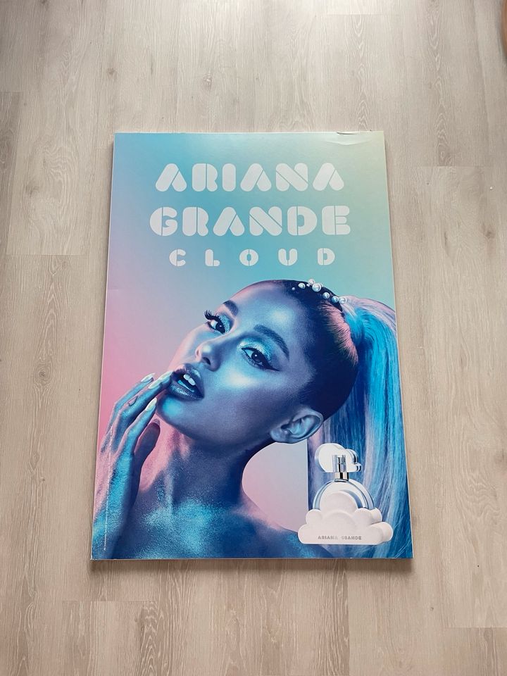 Ariana Grande Aufsteller CLOUD in Dillendorf