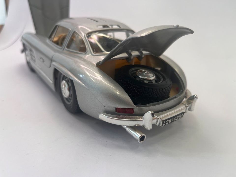 Modellauto Burago Mercedes 300 SL 1:18 Top Zustand! in Neuhausen ob Eck