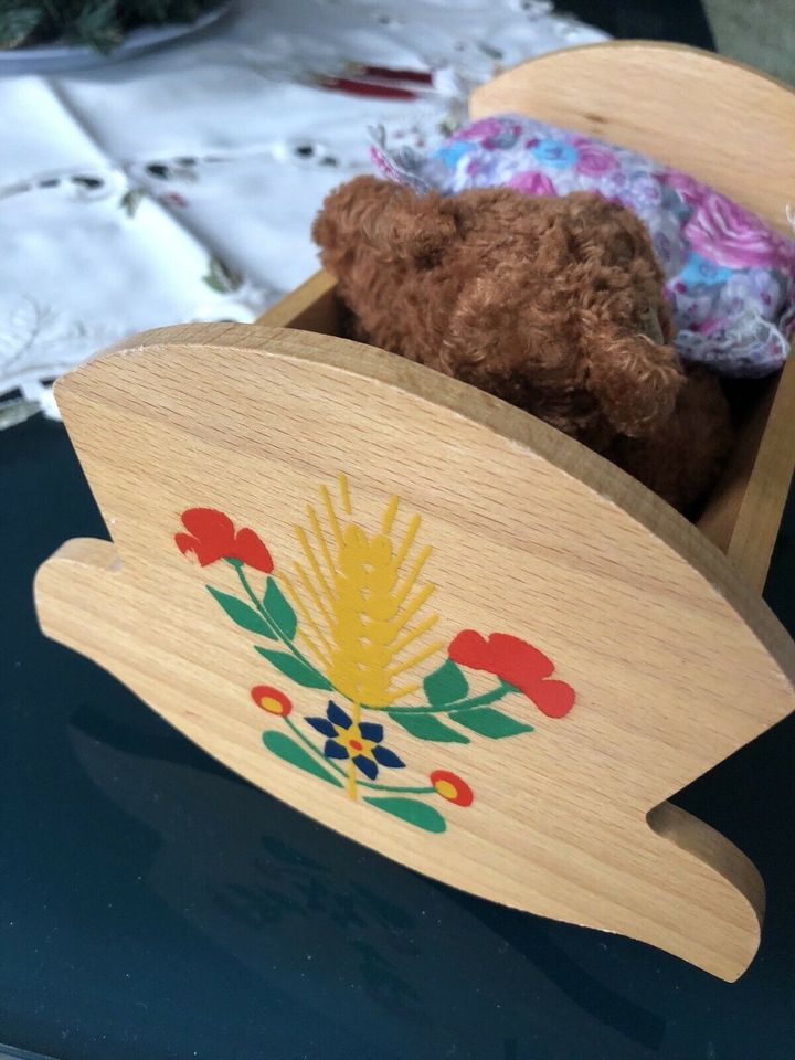 Puppenwiege aus Holz handmade+2 Kissen 12€ in Berlin