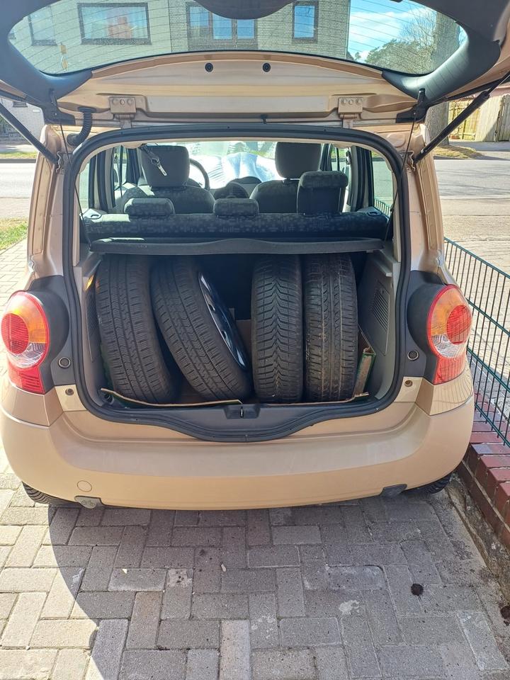 Renault modus 2005 16V mit einem Stand für zwei Fahrräder in Bremervörde
