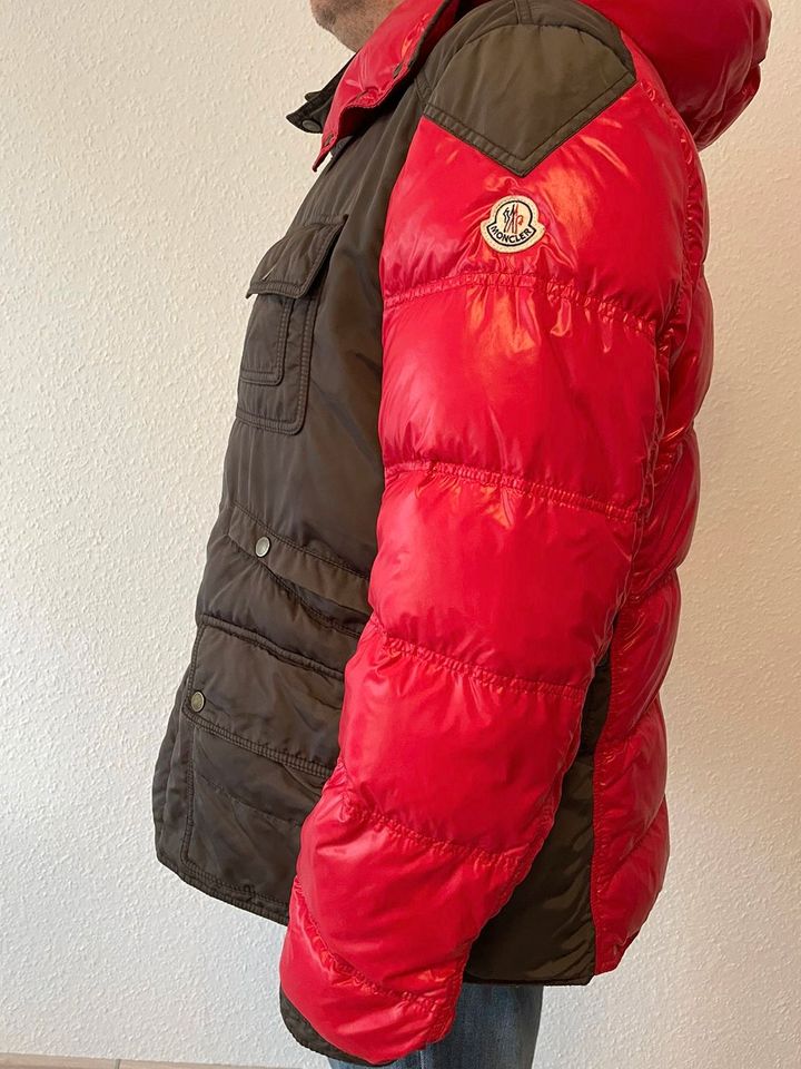 Rote Moncler Daunenjacke in Bochum