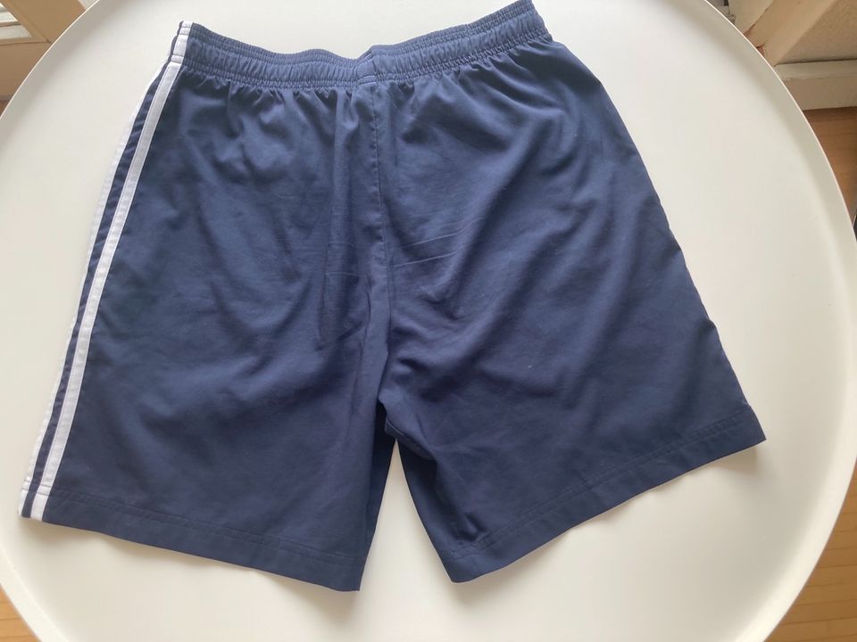 Adidas Sportshorts Gr.S blau mit weißen Streifen in Bielefeld