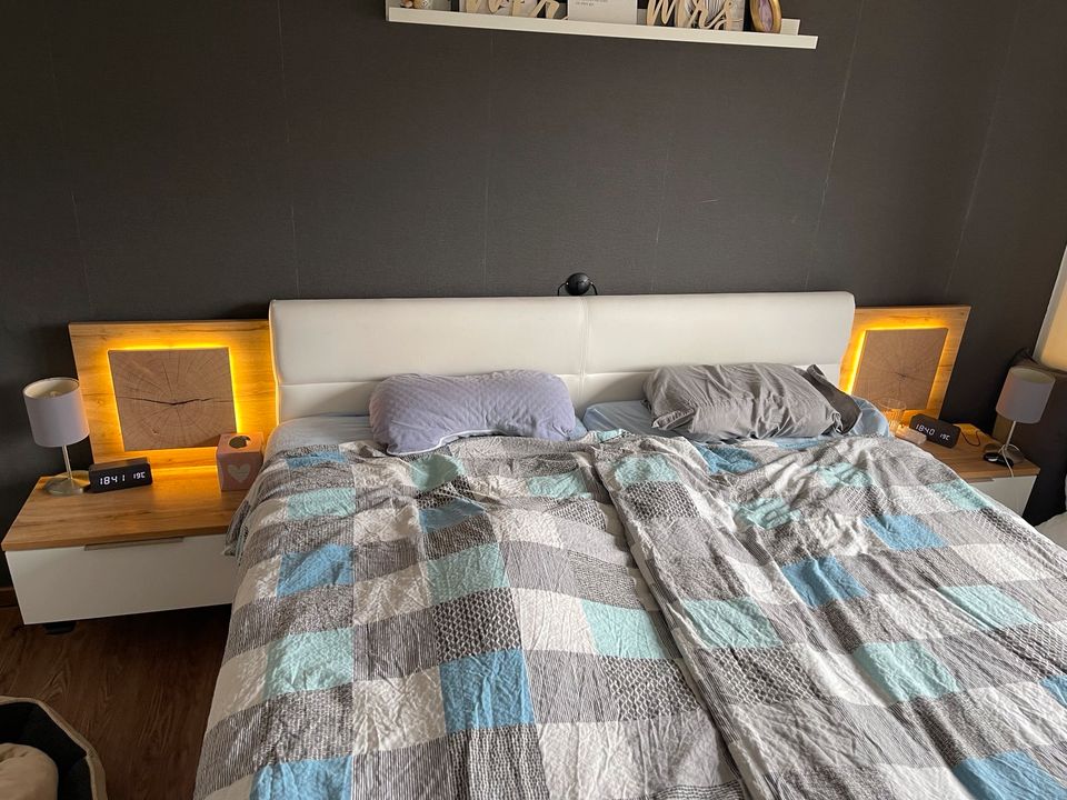 Schwebetürenschrank mit Doppelbett in Pirmasens
