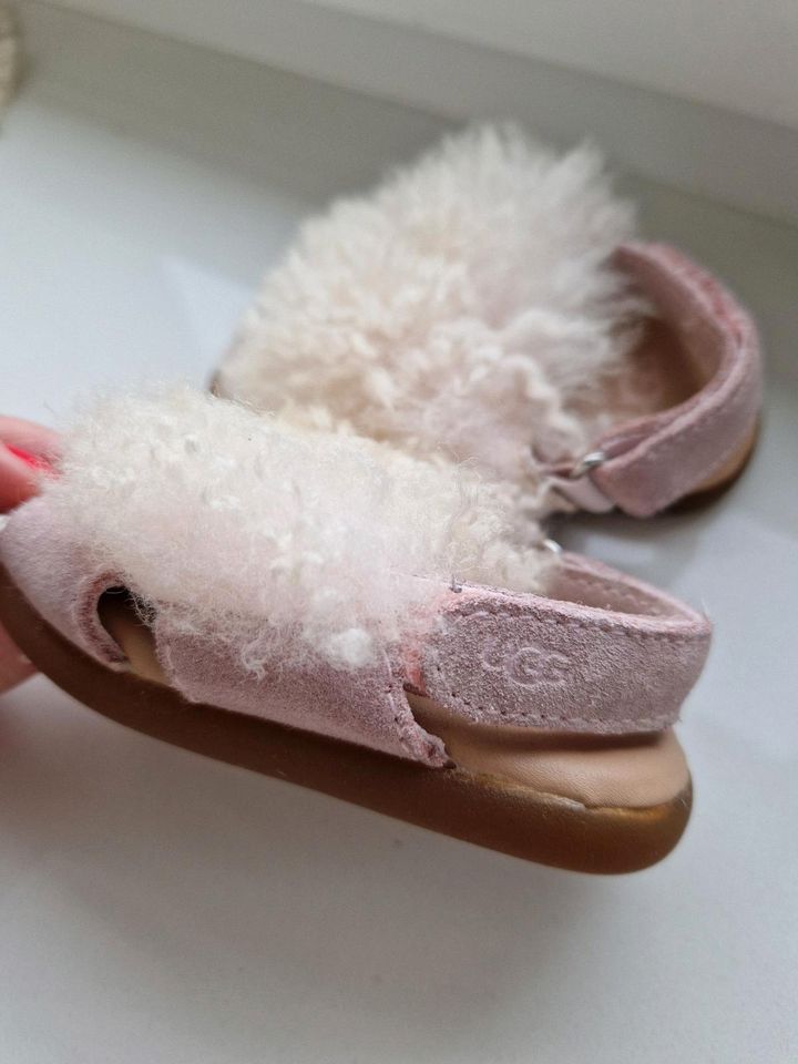 Ugg Fluffy Baby Sandalen Größe 18 rosa in Werl