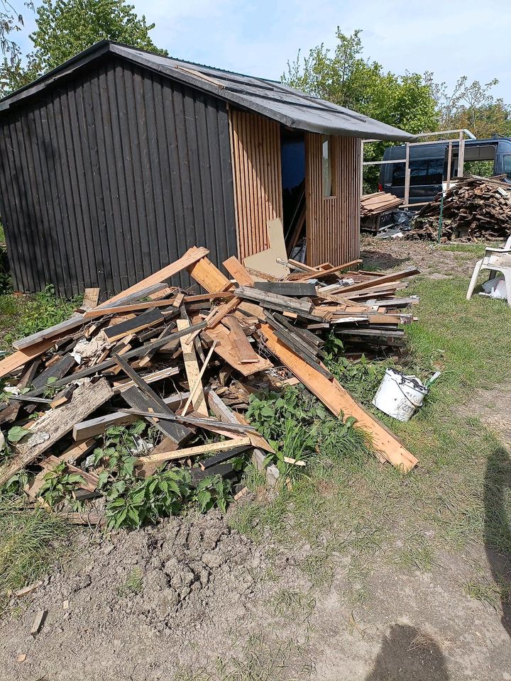 Brennholz zu verschenken/alte holz aus Gartenhäuser in Groß-Rohrheim