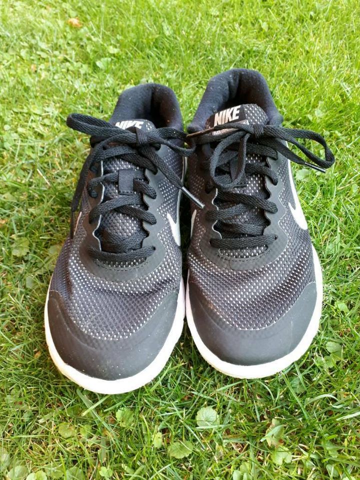 NIKE Schuhe Größe 40 schwarz in Otterfing