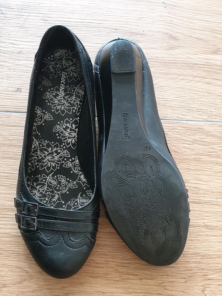 Schicke Pumps mit Keilabsatz und Detail schwarz Gr. 41 in Wiesbaden