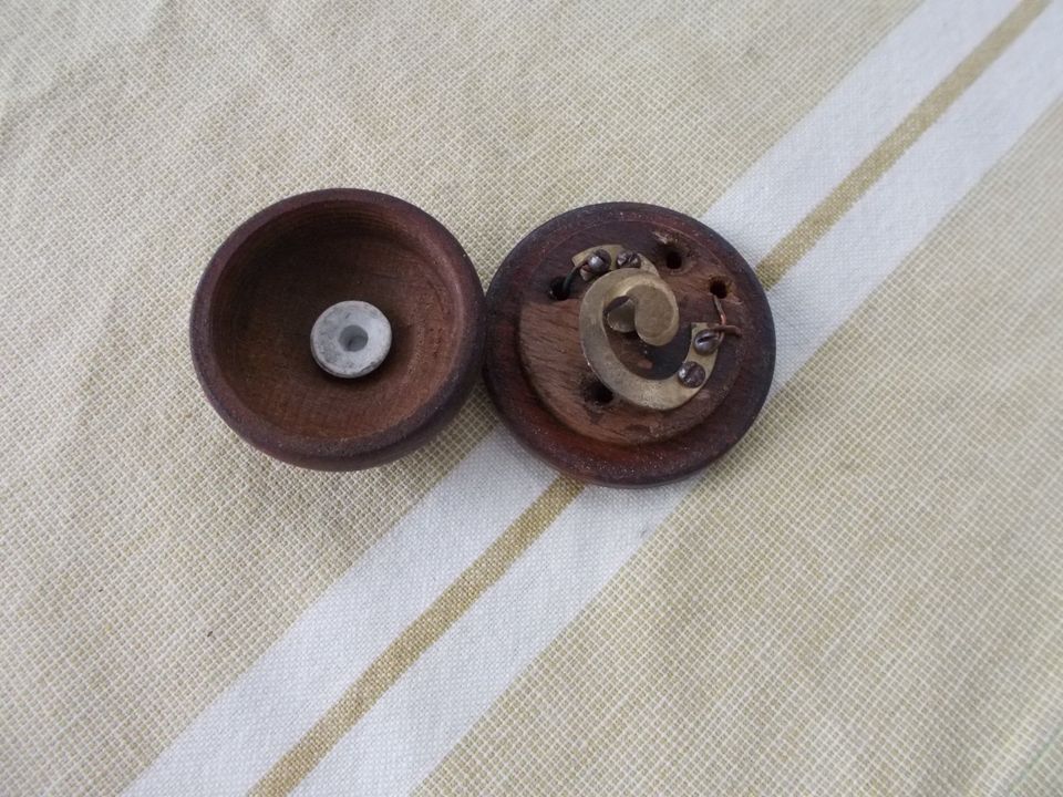 Alte Klingel aus Holz Knopf aus Bakelit in Westensee