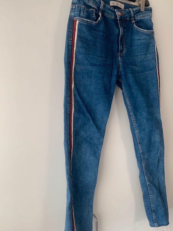 Blaue Jeans mit rot-weißen Streifen an der Seite von Zara Gr.40 in Northeim