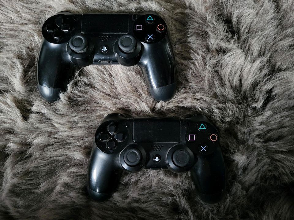 Playstation 4   2 Controller   2 Spiele in Hildesheim