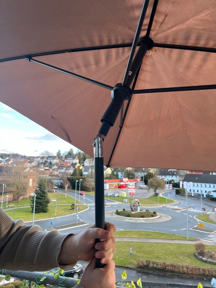 2 Grosse Schirme mit Verlängerung in Neuenrade