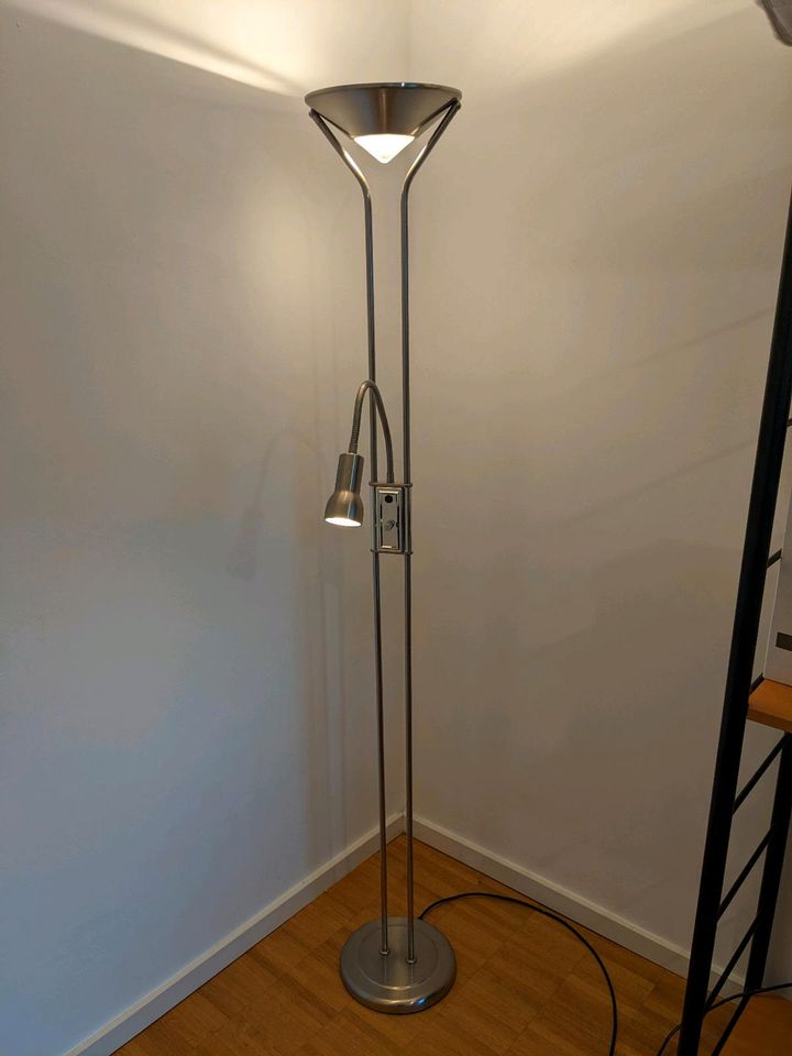 Deckenfluter/ Stehlampe mit Leselampe in Hamburg