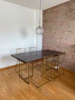 Tisch mit dunklem Holz und vier Stühle Metall gold Friedrichshain-Kreuzberg - Friedrichshain Vorschau