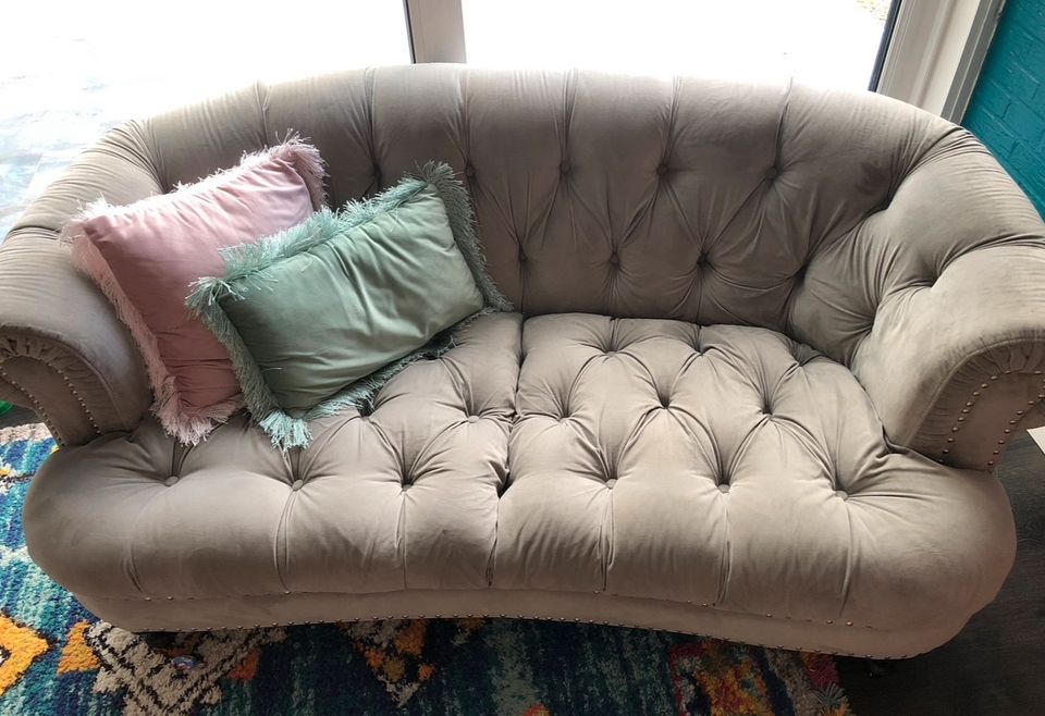 Chesterfield-Sofa mit Kissen in Bremen