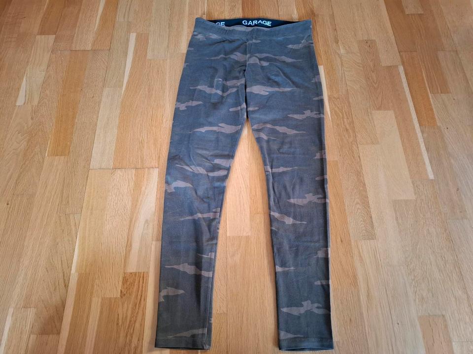 Braune Leggings mit Camouflage Muster Größe M von Garage in Bühl
