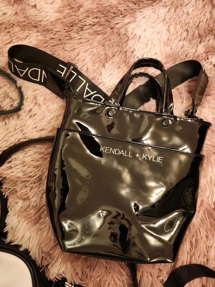 Kendall & Kylie Handtasche schwarz Lackoptik in Bollschweil