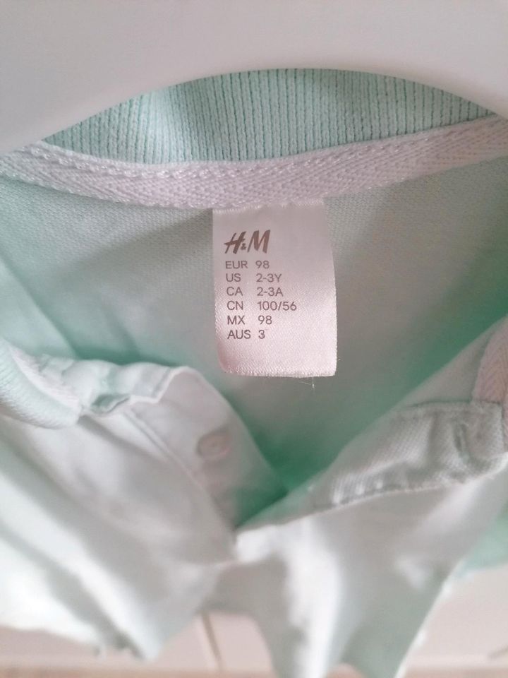 H&M Poloshirt Shirt hellblau türkis Gr. 98 in Ismaning