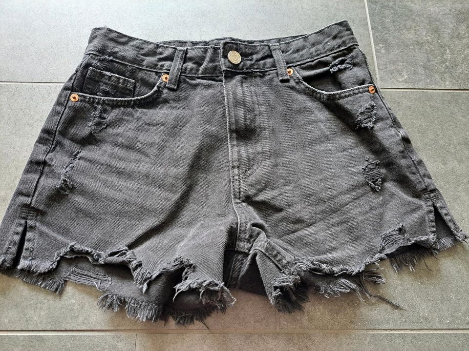 Kurze Shorts Gr.S, kurze Jeans in Leiferde