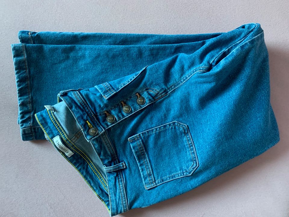 Jeans mit hoher Taille von Tchibo „Essentials“ Gr. 40 in Bremen