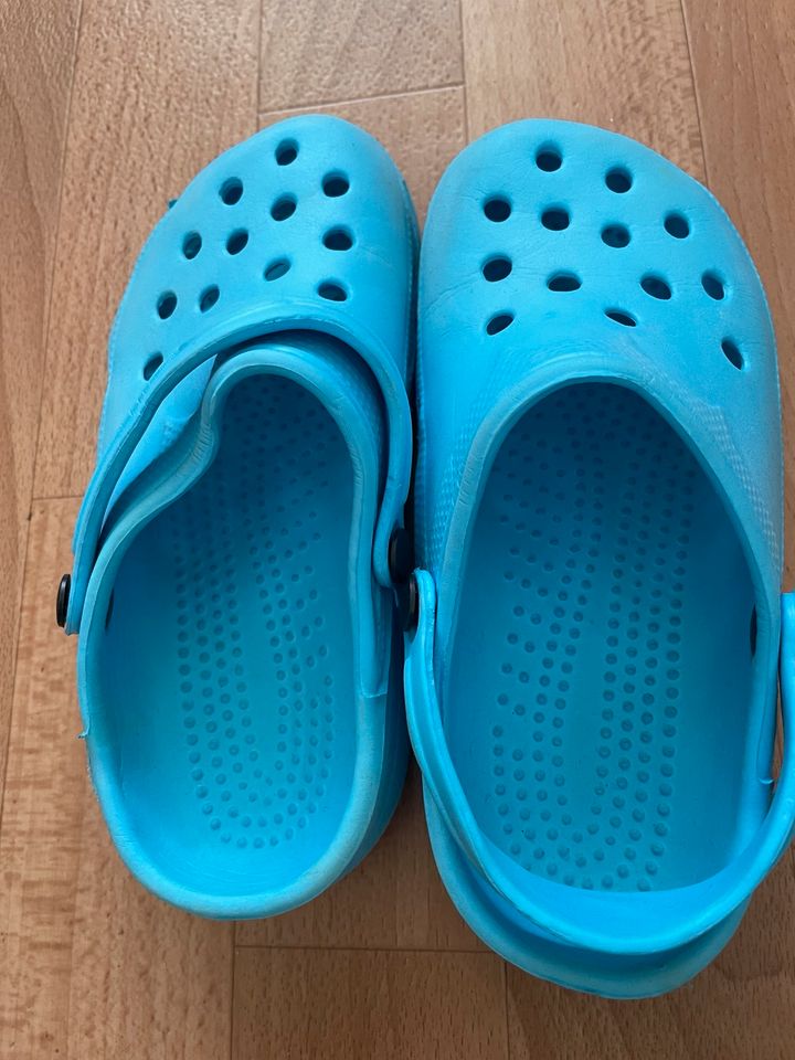 Blaue Kinder Schuhe latschen in Irsch