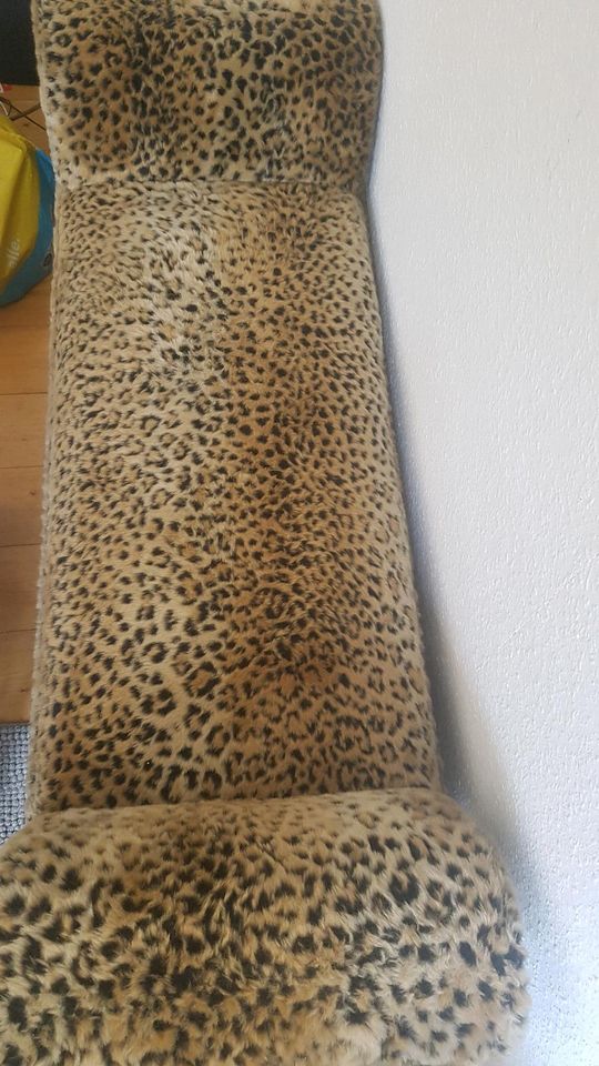Sitzbank mit Leoparden Muster in Sinzig