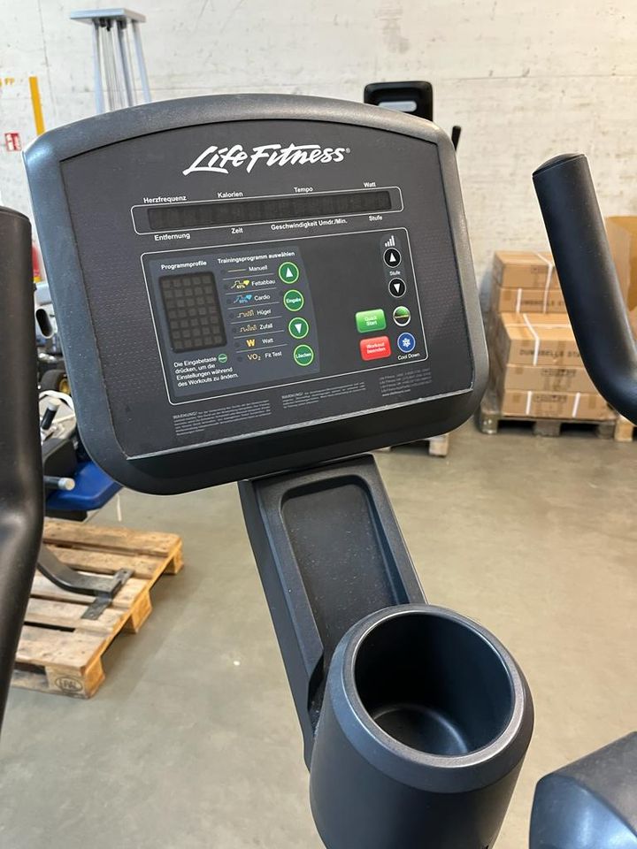 Life Fitness Activate Series Upright Bike, Ergometer in Erbach