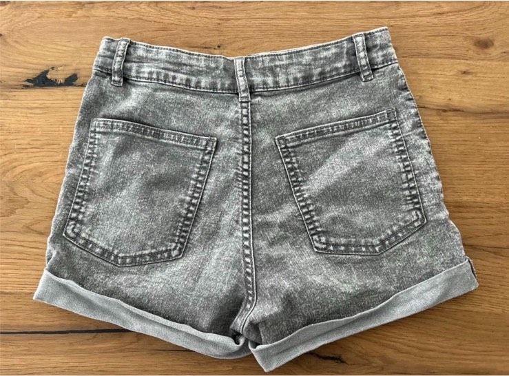 H&M Jeansshorts Shorts für Damen Gr.36 in sehr gutem Zustand in Düsseldorf