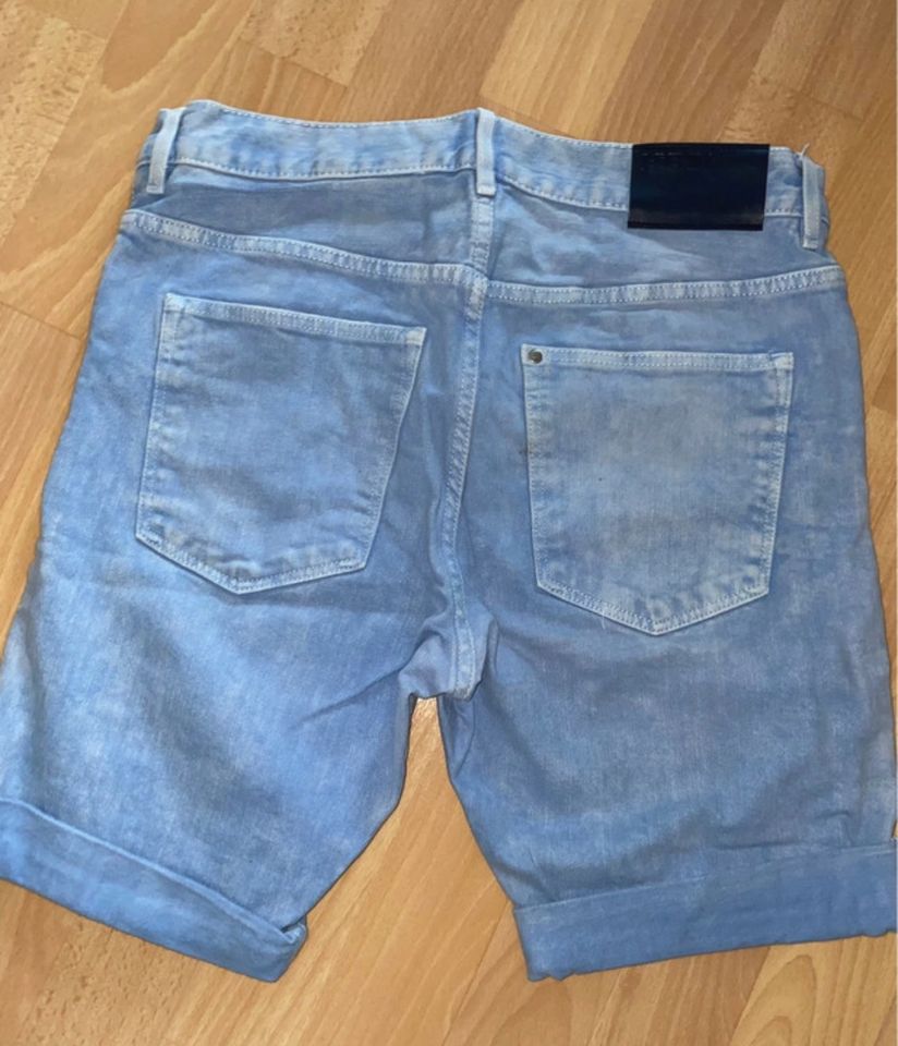 Jeansshorts Gr. 164 von H&M für Jungen in Berlin