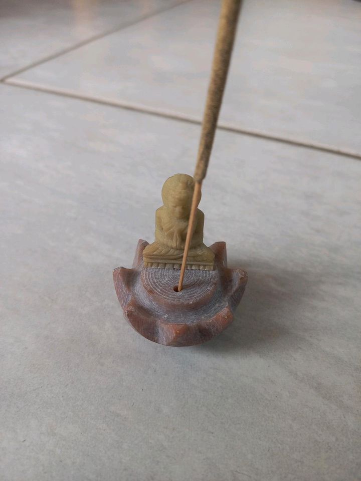 Räucherstäbchenhalter Buddha ca. 3cm groß aus Speckstein in Dinslaken