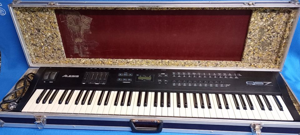 ALESIS QS7 Keyboard mit Case Piano Orgel Synthesizer 76 Tasten in Neuenburg am Rhein