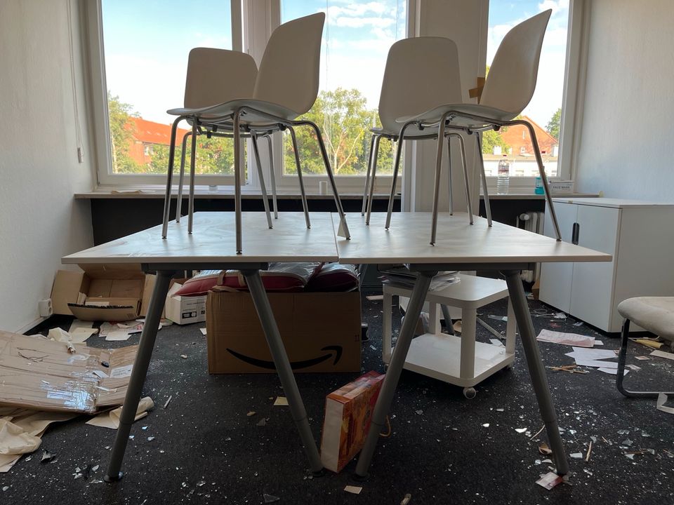 Schreibtisch und Stuhl in Hamburg