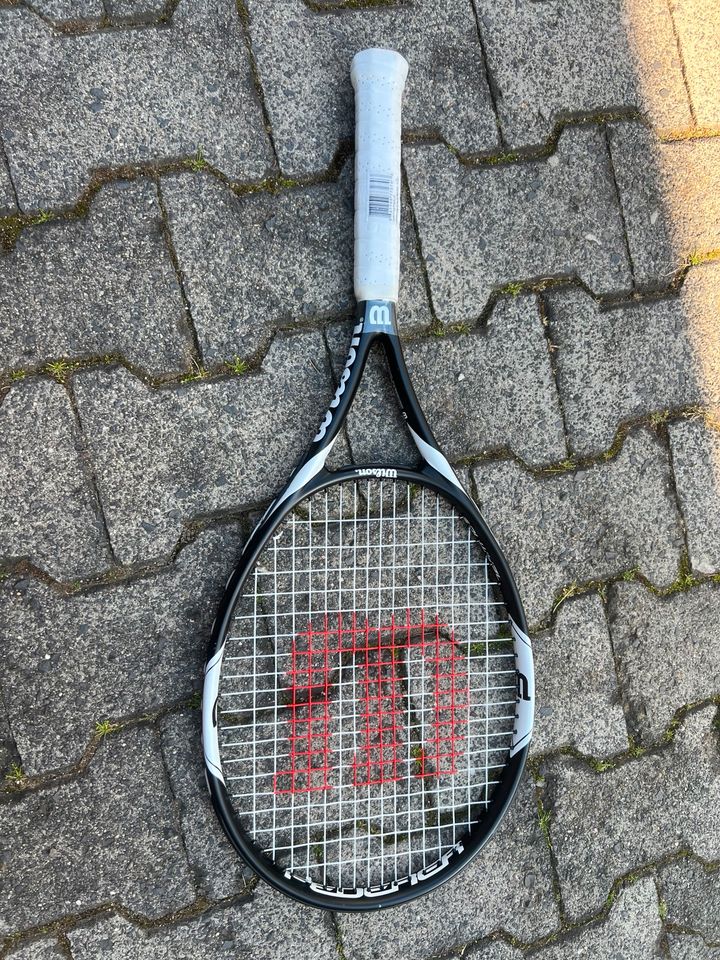 Tennis Schläger der Marke Federea in Rüsselsheim