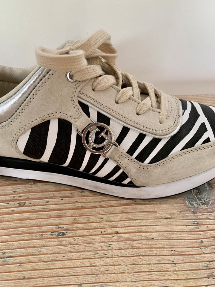 Guess Sneakers Turnschuhe Sportschuhe Zebra Beige Schwarz Weiß in Gomaringen