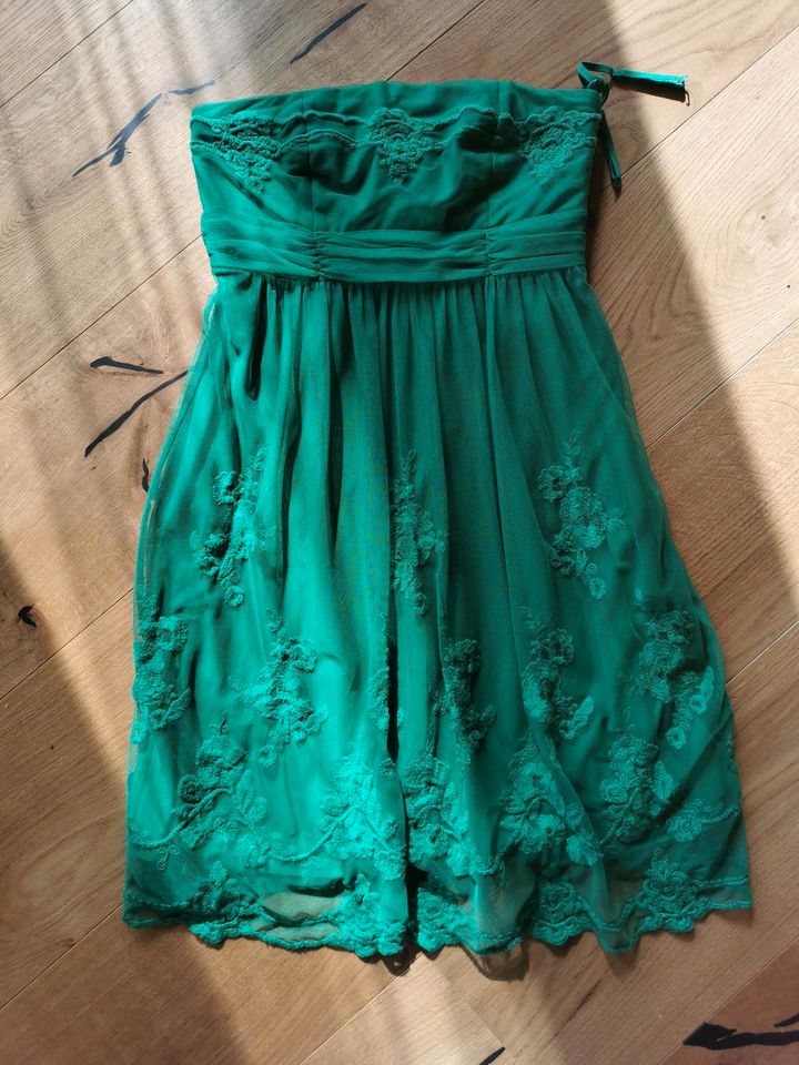 Festliches grünes Kleid Größe M von Esprit in Lohfelden