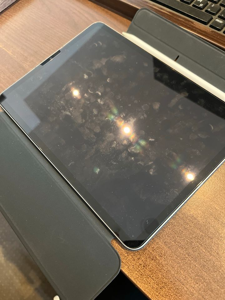 iPad Pro M2 Cellular 128GB / Magic Keyboard als Geschenk in Frankfurt am Main