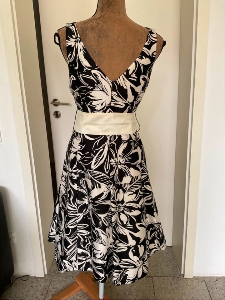 Besonderes Kleid Gr.36/38, Midi, Anlässe, schwarz-creme, wie neu in Hannover