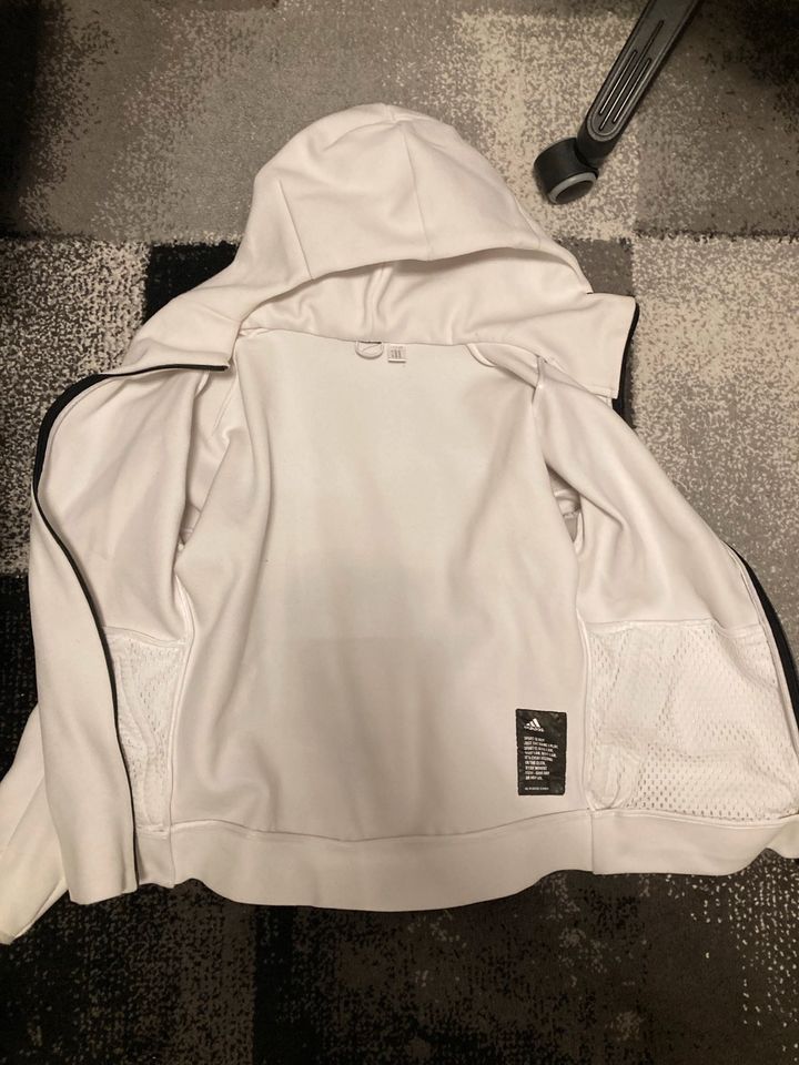 Adidas Sport Jacke original Größe S sauber und keine Gerüche in Frankfurt am Main