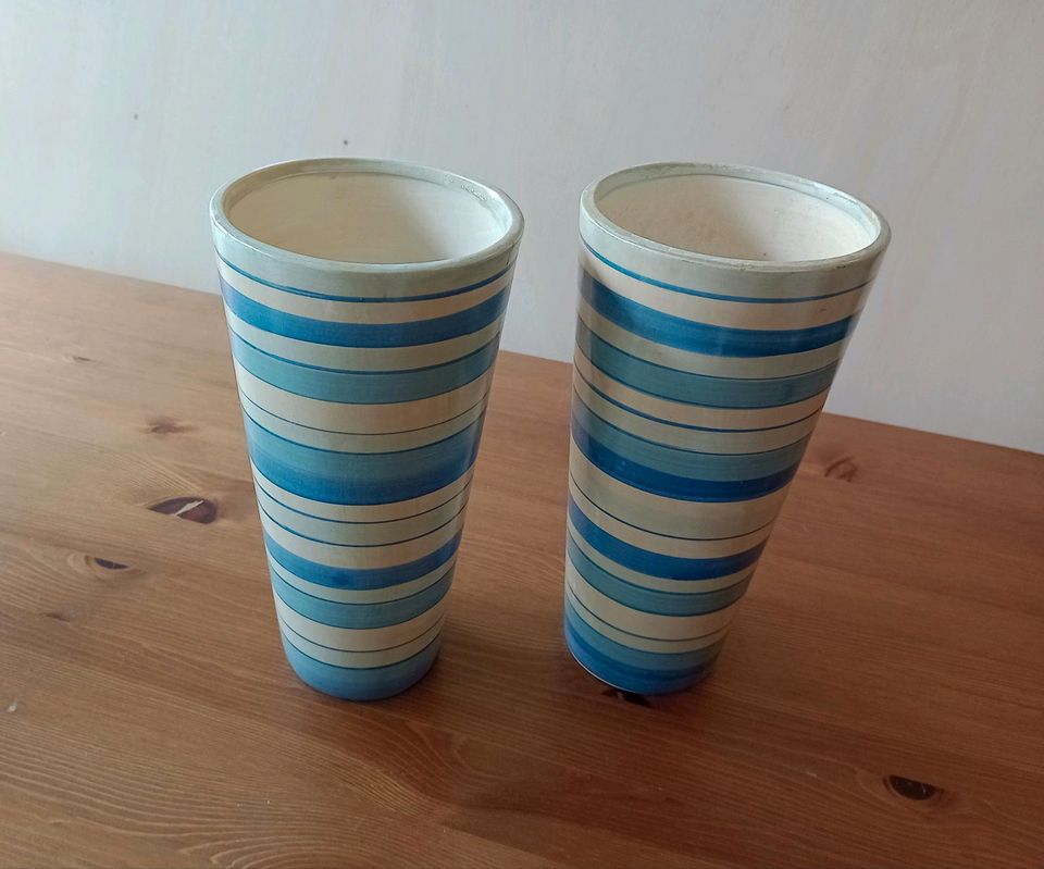 2 Keramik Vasen weiß blau gestreift 20 cm hoch in Hamburg