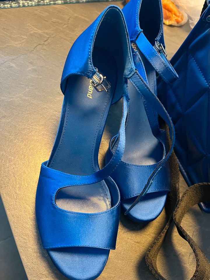 Neue Pumps blau mit Tasche passend neu in Schwalbach